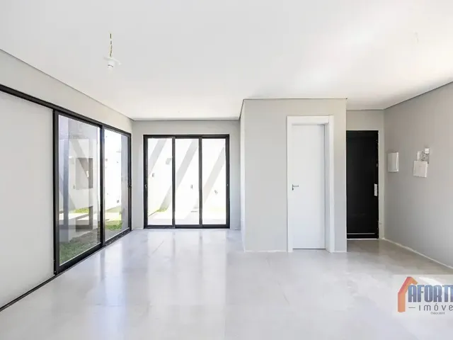 Casa com 696m² 3 quartos e 2 banheiros, à venda, no bairro Lindóia em Curitiba