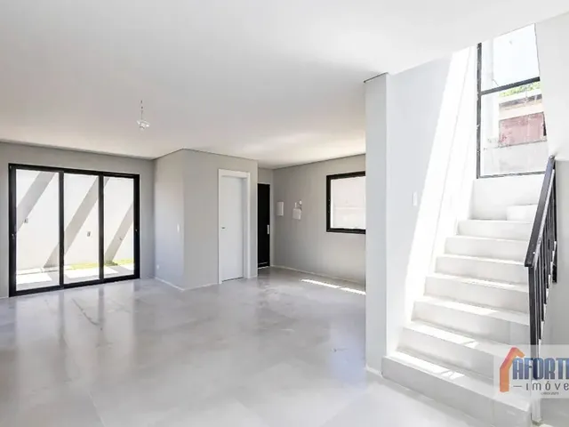 Casa com 696m² 3 quartos e 2 banheiros, à venda, no bairro Lindóia em Curitiba