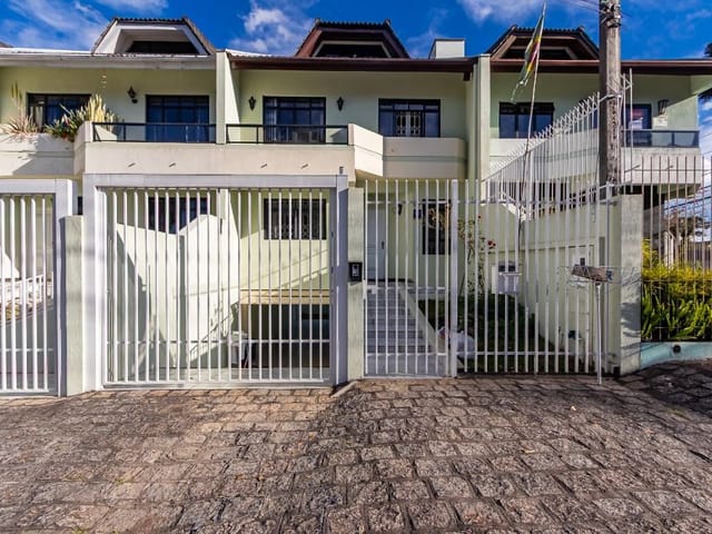 Sobrado com 130m² 3 quartos e 4 banheiros, à venda, no bairro Mercês em Curitiba
