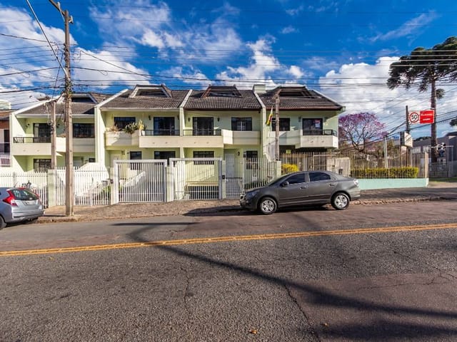 Sobrado com 130m² 3 quartos e 4 banheiros, à venda, no bairro Mercês em Curitiba