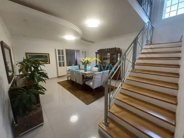 Sobrado com 360m² 4 quartos e 4 banheiros, à venda, no bairro Jardim das Colinas em São José dos Campos