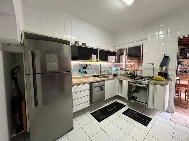 Sobrado com 300m² 3 quartos e 2 banheiros, à venda, no bairro Jardim das Indústrias em São José dos Campos