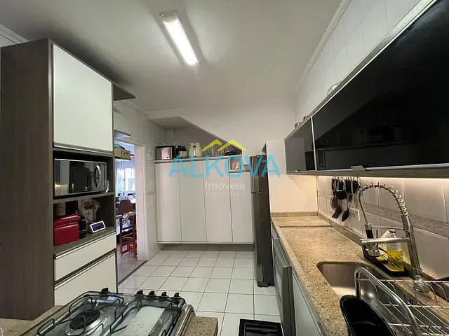 Sobrado com 300m² 3 quartos e 2 banheiros, à venda, no bairro Jardim das Indústrias em São José dos Campos
