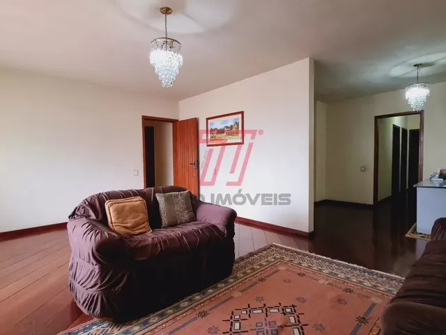 Casa com 440m² 3 quartos e 3 banheiros, à venda, no bairro Xaxim em Curitiba