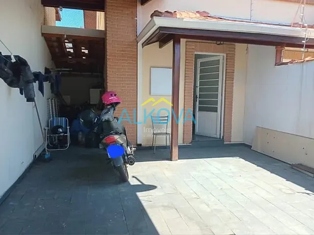 Sobrado 3 quartos e 2 banheiros, à venda, no bairro Jardim das Indústrias em São José dos Campos
