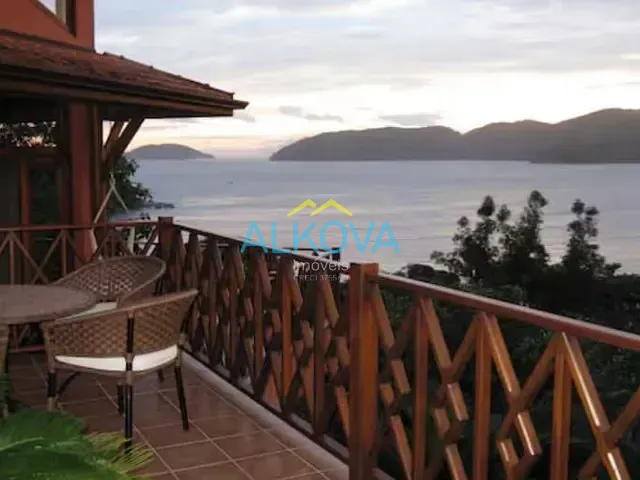 Sobrado com 825m² 4 quartos e 6 banheiros, à venda, no bairro Domingas Dias em Ubatuba