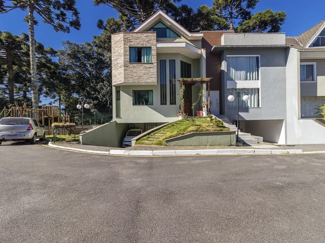 Sobrado com 242m² 3 quartos e 5 banheiros, à venda, no bairro Xaxim em Curitiba