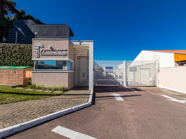 Sobrado com 242m² 3 quartos e 5 banheiros, à venda, no bairro Xaxim em Curitiba