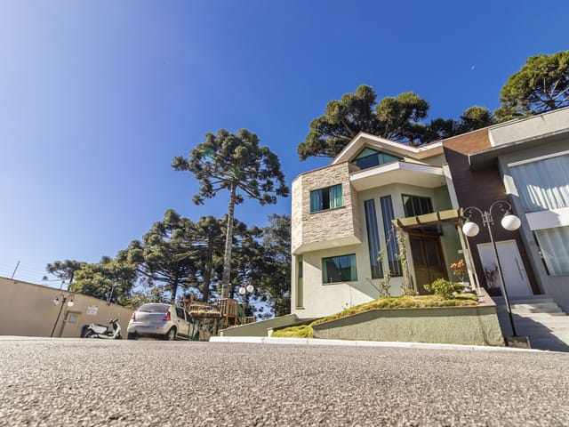 Sobrado com 242m² 3 quartos e 5 banheiros, à venda, no bairro Xaxim em Curitiba