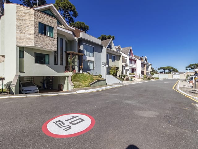 Sobrado com 242m² 3 quartos e 5 banheiros, à venda, no bairro Xaxim em Curitiba