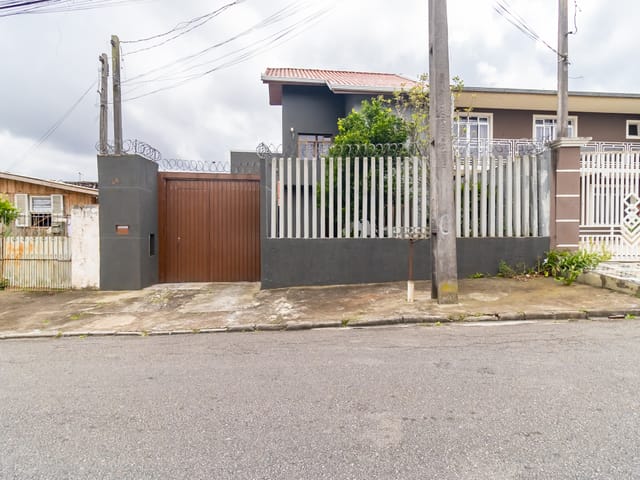 Sobrado com 206m² 4 quartos e 4 banheiros, à venda, no bairro Alto Boqueirão em Curitiba