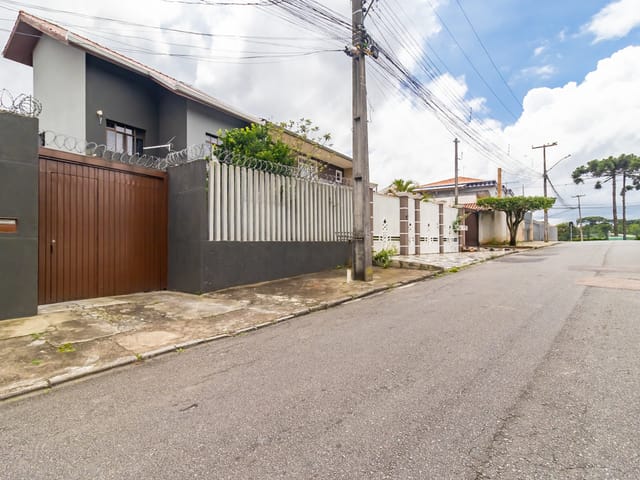 Sobrado com 206m² 4 quartos e 4 banheiros, à venda, no bairro Alto Boqueirão em Curitiba