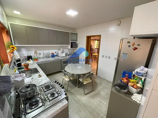 Sobrado com 271m² 4 quartos e 6 banheiros, à venda, no bairro Jardim das Indústrias em São José dos Campos