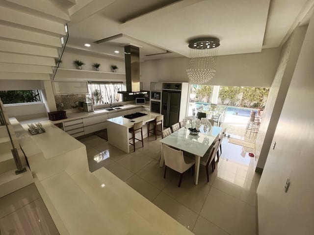 Sobrado com 450m² 3 quartos e 5 banheiros, à venda, no bairro Condomínio do Lago 1ª Etapa em Goiânia