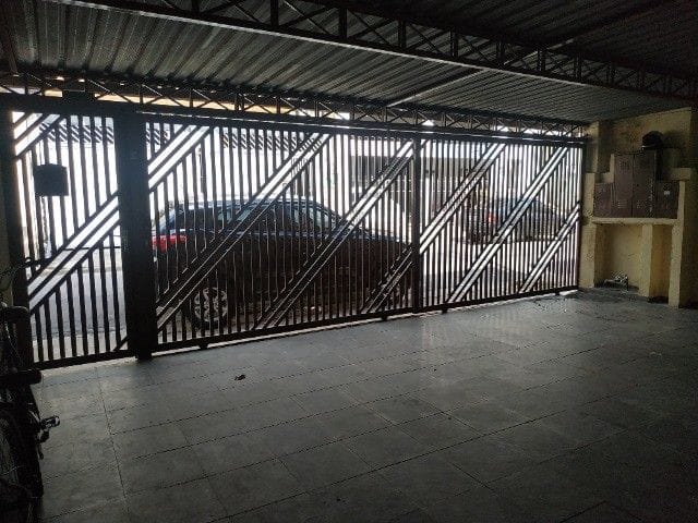 Sobrado com 200m² 4 quartos e 3 banheiros, à venda, no bairro Jardim São Salvador em Taboão da Serra