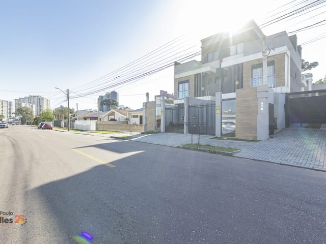 Sobrado à venda, no bairro Capão Raso em Curitiba