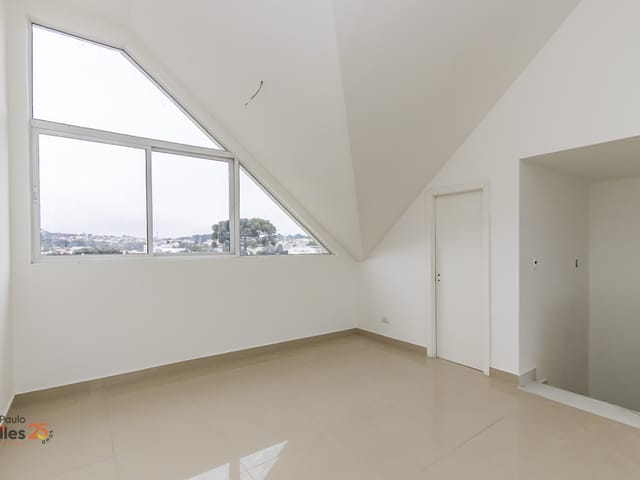 Sobrado 3 quartos e 3 banheiros, à venda, no bairro Uberaba em Curitiba