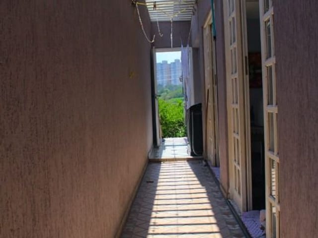 Sobrado com 212m² 4 quartos e 4 banheiros, à venda, no bairro Parque Industrial das Oliveiras em Taboão da Serra