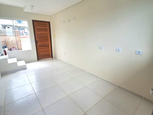 Sobrado 2 quartos e 2 banheiros, à venda, no bairro Pinheirinho em Curitiba