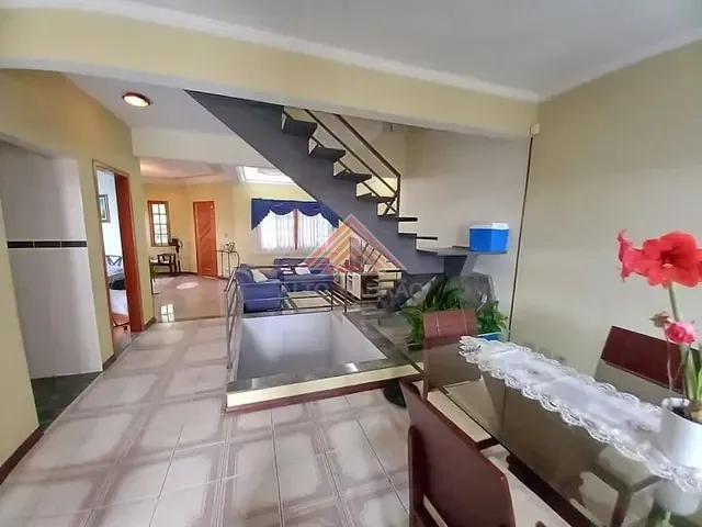 Sobrado com 234m² 4 quartos e 5 banheiros, à venda, no bairro Matriz em Mauá