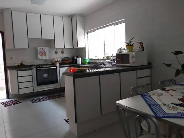 Sobrado com 320m² 3 quartos e 1 banheiro, à venda, no bairro Santa Paula em São Caetano do Sul