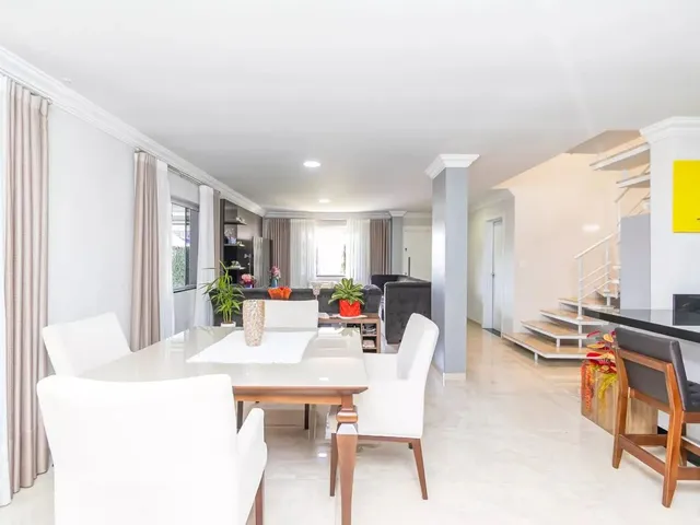 Sobrado com 200m² 4 quartos e 4 banheiros, à venda, no bairro Campo Comprido em Curitiba