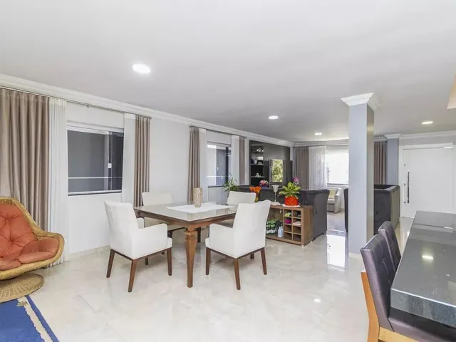 Sobrado com 200m² 4 quartos e 4 banheiros, à venda, no bairro Campo Comprido em Curitiba