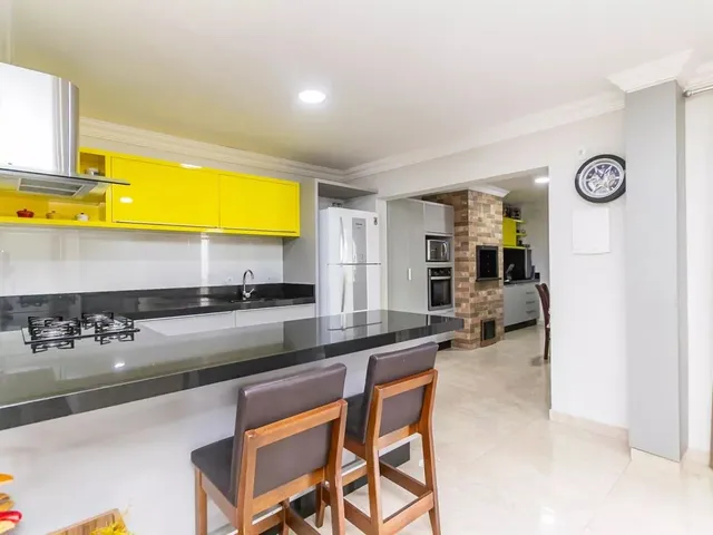 Casa com 200m² 4 quartos e 4 banheiros, à venda, no bairro Campo Comprido em Curitiba