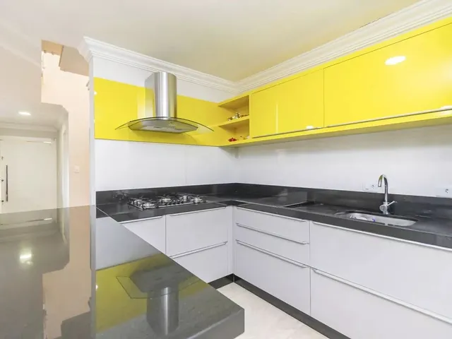 Casa com 200m² 4 quartos e 4 banheiros, à venda, no bairro Campo Comprido em Curitiba