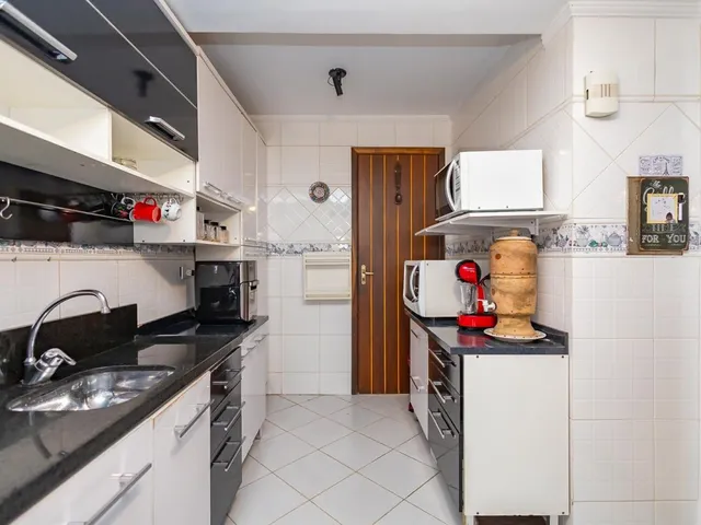Casa 3 quartos e 2 banheiros, à venda, no bairro Campo Comprido em Curitiba