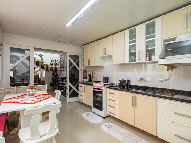 Sobrado com 130m² 4 quartos e 3 banheiros, à venda, no bairro Campo Comprido em Curitiba