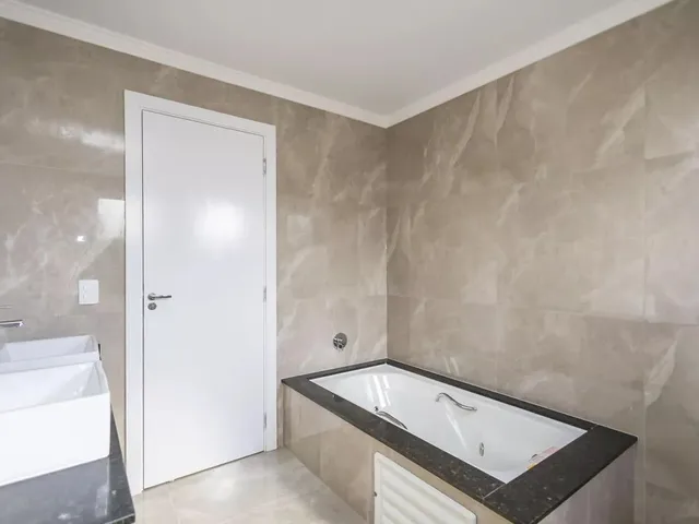 Sobrado 3 quartos e 3 banheiros, à venda, no bairro Campo Comprido em Curitiba
