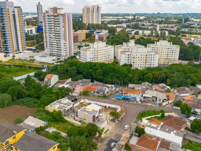 Sobrado 3 quartos e 3 banheiros, à venda, no bairro Campo Comprido em Curitiba