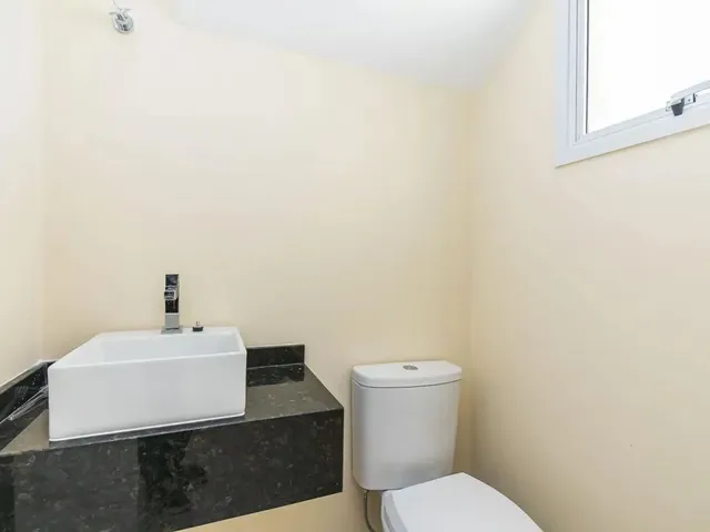 Sobrado 3 quartos e 1 banheiro, à venda, no bairro Campo Comprido em Curitiba