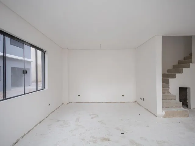 Sobrado 3 quartos e 3 banheiros, à venda, no bairro Hauer em Curitiba