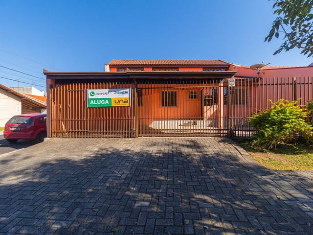 Sobrado 4 quartos e 2 banheiros, para alugar, no bairro Orleans em Curitiba