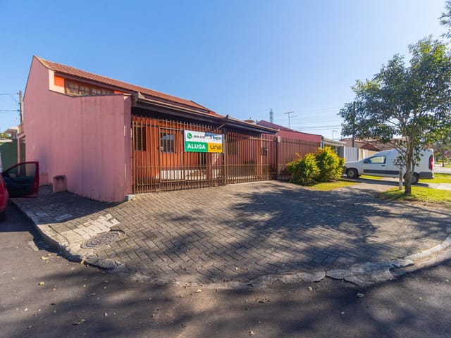 Sobrado 4 quartos e 2 banheiros, para alugar, no bairro Orleans em Curitiba