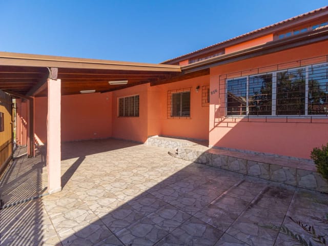 Sobrado 4 quartos e 2 banheiros, para alugar, no bairro Orleans em Curitiba