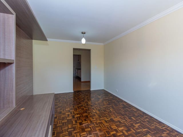 Sobrado 4 quartos e 2 banheiros, para alugar, no bairro Orleans em Curitiba