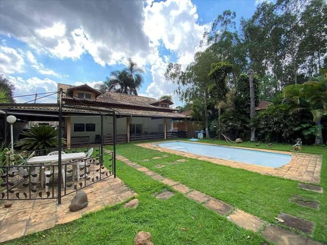 Sobrado com 1326m² 4 quartos e 5 banheiros, à venda ou para alugar, no bairro Chácara dos Junqueiras em Carapicuíba