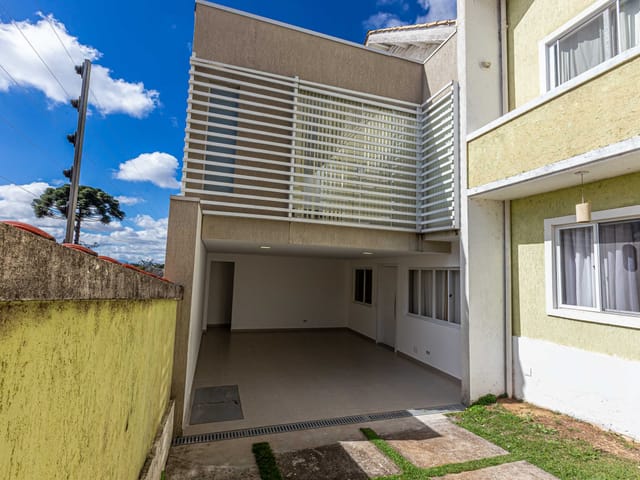 Sobrado 3 quartos e 4 banheiros, à venda, no bairro Barreirinha em Curitiba