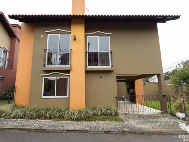 Sobrado 3 quartos e 3 banheiros, para alugar, no bairro Santa Felicidade em Curitiba