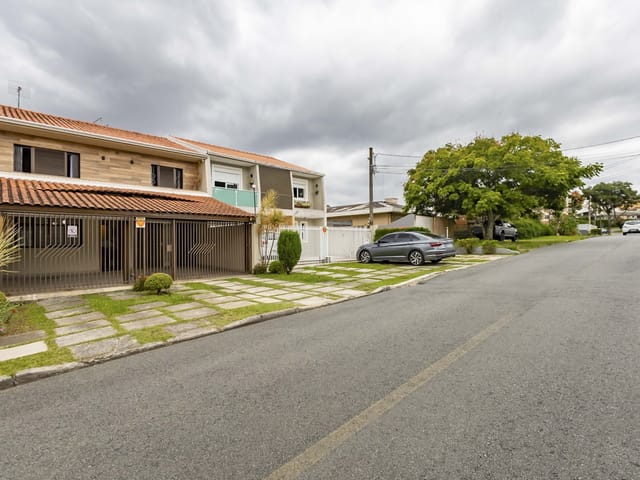 Sobrado 3 quartos e 3 banheiros, à venda, no bairro Tingui em Curitiba