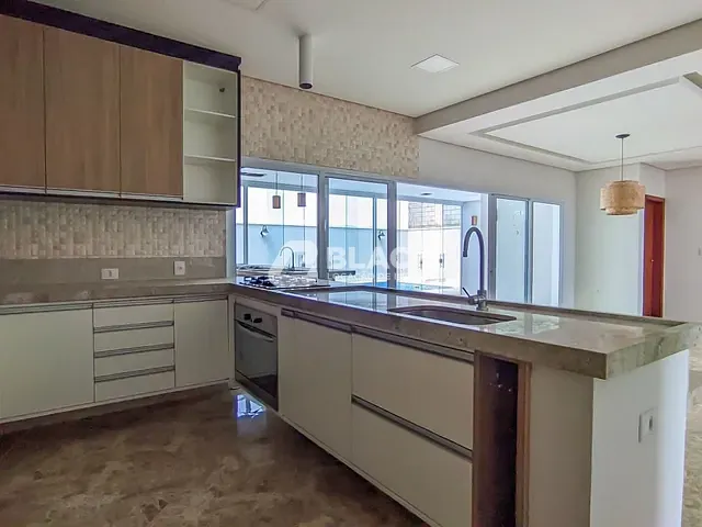 Sobrado com 500m² 4 quartos e 6 banheiros, à venda ou para alugar, no bairro Jardim Botucatu em Sorocaba