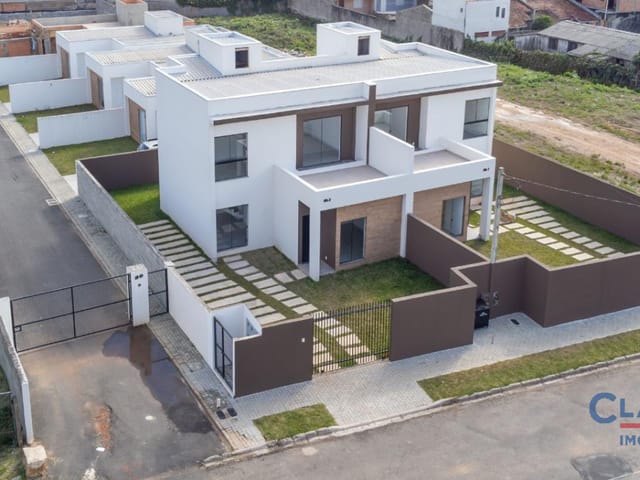 Sobrado 3 quartos e 4 banheiros, à venda, no bairro Itaqui em Campo Largo