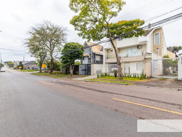 Sobrado com 181m² 3 quartos e 2 banheiros, à venda, no bairro Uberaba em Curitiba