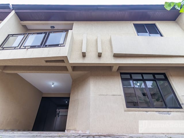 Sobrado com 181m² 3 quartos e 2 banheiros, à venda, no bairro Uberaba em Curitiba