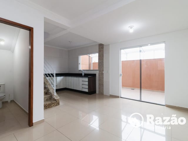 Sobrado 3 quartos e 3 banheiros, para alugar, no bairro Xaxim em Curitiba