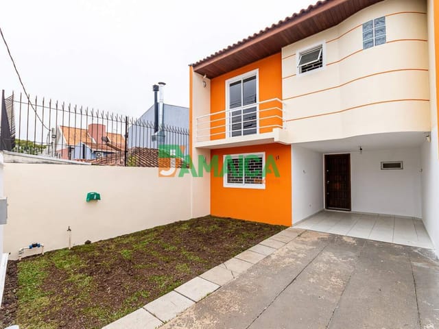 Sobrado 2 quartos e 2 banheiros, à venda, no bairro Uberaba em Curitiba