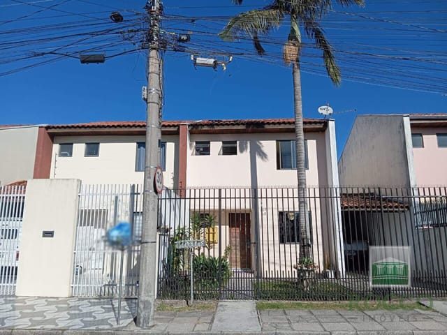 Sobrado 3 quartos e 2 banheiros, à venda, no bairro Cajuru em Curitiba